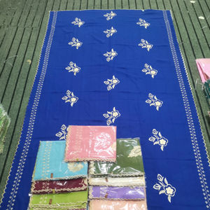 Hijab en voile suisse Sengalaise de luxe |   Écharpe et foulard brodés de fleurs de style africain avec strass et couvre-chef musulman - Product Image 2