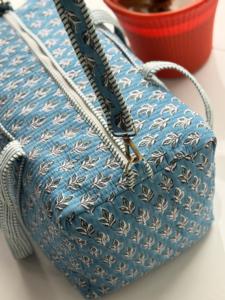 Bolsa de lona acolchada de algodón hecha a mano, ligera, duradera, con interior espacioso, elegante estampado de bloques, perfecta para viajes, gimnasio o fin de semana. - Product Image 3