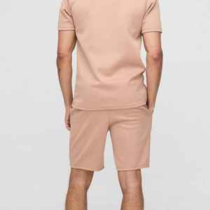 Ensemble polo et short beige pour homme, tenue décontractée d'été en coton tricoté, respirant, couleur unie, fabrication OEM ODM à Sialkot - Product Image 2