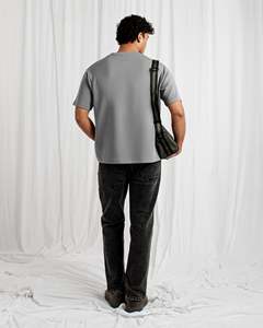 เสื้อยืดแขนสั้นผู้ชายทรงแอธเลติก ผ้าเนื้อยืด  โลโก้แบบเรียบง่ายสั่งทำได้ เหมาะสำหรับออกกำลังกายและใส่ลำลอง - Product Image 3