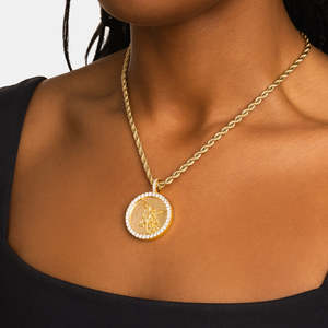 Medallón de Lujo con Colgante del Arcángel San Miguel |   Collar con Moneda Religiosa con Halo de Oro Amarillo |   Joyería Cristiana para Hombre y Mujer - Product Image 3