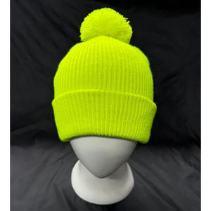 Gorro Infantil Personalizado en Amarillo Neón |   Gorro Deportivo de Invierno de Punto con Pompón |   Gorro cálido con puños acanalados al por mayor - Product Image 4