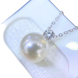 Colgante Clásico de Reina de Alta Gama con Diamantes de Luz Fría Intensa, de 9-10 mm, Blanco Australiano, Casi Transparente, en Oro de 18K - Product Image 5