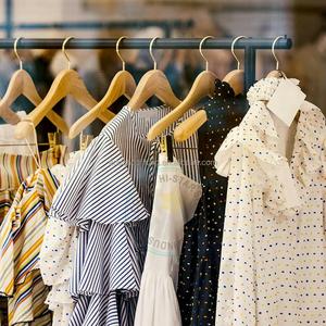 Expositor de ropa con ruedas de hierro negro y dorado para tiendas de ropa y comercios minoristas - Product Image 4