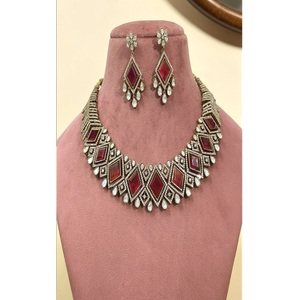 Ensemble collier et boucles d'oreilles tendance en laiton plaqué or de qualité supérieure avec pierres Moissanite et pierres Kundan, idéal pour les mariages - Product Image 2