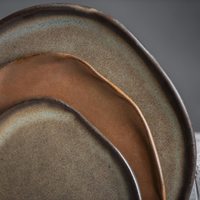 Service de table en céramique de luxe avec dentelle dorée en relief, nouvelles assiettes décoratives en porcelaine pour la maison, la décoration de table, les mariages, les hôtels et les fêtes