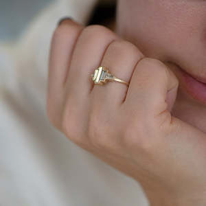 Anillo de compromiso de oro macizo de 14k con diamantes talla baguette para mujer, estilo clásico, certificado IGI - Product Image 2