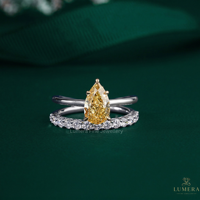 Anillo de Diamantes Amarillos en Forma de Pera Personalizado, Anillo de Compromiso de Oro Blanco de 18K con Banda de Diamantes de Media Eternidad