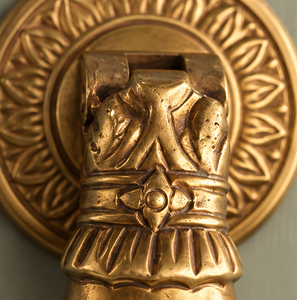 Sonnette de porte Fortune Hand en bronze doré avec plaque arrière circulaire ornée et détails décoratifs pour entrée traditionnelle - Product Image 5