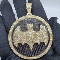 Amuleto Hiphop para Hombre con Logotipo Único, Chapado en Rodio, Plata 925 y Relleno de Oro, Diseño de Engaste de Garra con Microincrustaciones de Corte Brillante para Fiesta