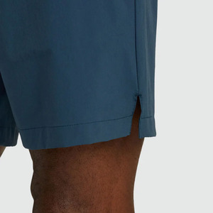 Pantalones cortos deportivos Elite para hombre. Presenta paneles laterales llamativos. Ribete en contraste. y bolsillos profundos para un rendimiento óptimo en el gimnasio. - Product Image 4