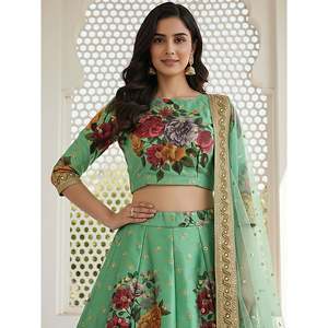 Lehenga Choli de Seda con Estampado Floral Verde para Damas de Honor de Talla Grande - Product Image 3