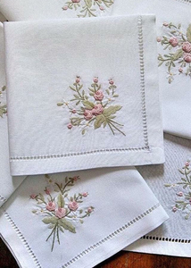 Serviettes de table carrées 60x60cm en lin 100% brodé floral moderne, faites à la main, réutilisables, durables et écologiques pour la maison et les fêtes - Product Image 6