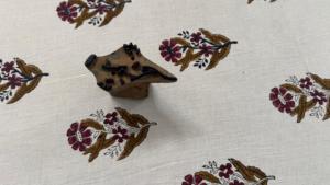 Tela de Algodón Floral Estampada a Mano Personalizada, 100% Algodón, Textil Sostenible, Tela Tradicional India con Estampado en Bloque, para Niñas y Niños de los Años 60 - Product Image 4