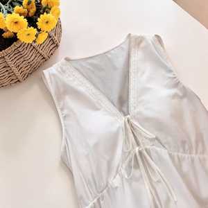 Conjunto de Pijama de Mujer con Top sin Mangas de Encaje Blanco Sólido y Cuello en V, y Pantalones Cortos - Ropa de Estar por Casa - Product Image 3