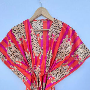 ชุดคาฟตันผ้าฝ้าย - ชุดเดรสสไตล์โบฮีเมียนเก๋ไก๋ น้ำหนักเบา เหมาะสำหรับใส่คลุมช่วงฤดูร้อน ชุดชายหาด และไอเท็มสำคัญสำหรับวันพักผ่อน คาฟตันลายพิมพ์สุดพิเศษ - Product Image 1