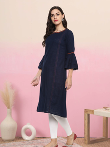 Kurta en coton bleu uni pour femme, coupe trapèze, avec manches cloche et col rond, conçu pour un usage quotidien décontracté et ethnique. - Product Image 2