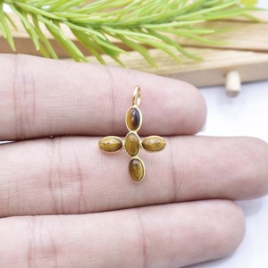 Pendentif croix œil de tigre fait main, plaqué or, avec pierre précieuse ovale et cinq pierres serties, bijou spirituel minimaliste, cadeau pour femme - Product Image 3