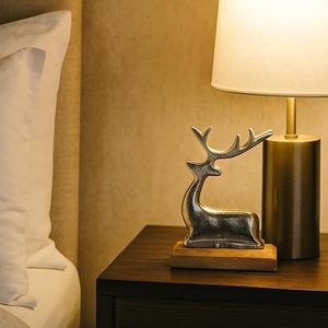 Sculpture décorative de cerf finition argentée sur socle en bois - Élégante figurine de cerf assis pour la décoration de Noël et de la maison - Product Image 3
