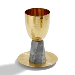 Coupe Kiddoush moderne martelée dorée avec base hexagonale en marbre – Ensemble durable, écologique, couleur personnalisable – Vin de Shabbat juif - Product Image 1
