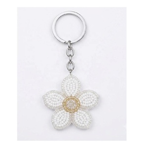 Llavero de flor con cuentas de cristal y diseño de perlas blancas, colgante para llaves, bolso, cartera, mochila, regalo - Product Image 1