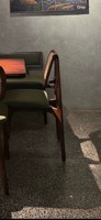 Chaise de salle à manger en bois massif avec dossier en rotin et revêtement en microfibre, design minimaliste nordique pour la maison et la restauration