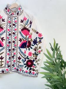 Veste en velours blanc Suzani de qualité supérieure, brodée à la main avec un motif floral – Manteau matelassé floral artisanal pour femme. - Product Image 2