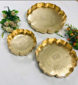 Plateau de service décoratif en laiton poli de style vintage pour table à manger et décoration intérieure - Product Image 1