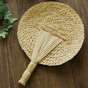 Éventail artisanal en rotin tressé, style tropical, pour décoration d'intérieur de luxe, idéal pour les mariages en plein air, les événements et les cadeaux pour invités. - Product Image 4