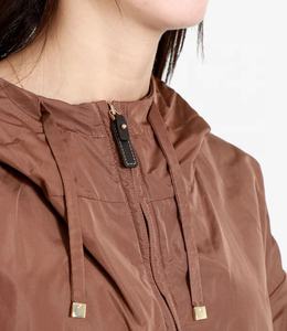 2025 nuevo estilo de moda ligero Anorak con capucha a prueba de viento chaqueta cortavientos para mujer de talla grande Color bloque chaqueta a prueba de viento para mujer - Product Image 4