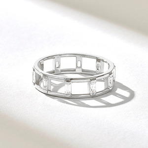 แหวนทองคำเหลืองประดับเพชรทรงบาแกตต์เพาะเลี้ยงแบบฉลุลาย - Product Image 3