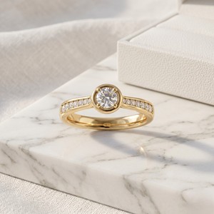 Anillo Solitario Redondo de 0.55CTW - Canal de Media Biselatura - Product Image 1