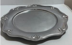 Plato de presentación decorativo de metal con borde festoneado y diseño de flor-de-lis en estaño plateado antiguo para servicio de mesa - Product Image 5