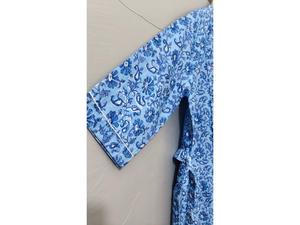 เสื้อคลุมผ้าฝ้ายพิมพ์ลายดอกไม้สีฟ้าสำหรับผู้หญิง แขนสามส่วน ความยาวเต็มตัว ปกคอพับ ชุดนอนลำลอง - Product Image 2