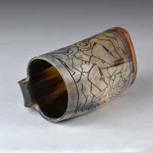 Jarra decorativa con forma de cuerno vikingo, hecha a mano para coleccionistas, ideal para hidromiel, cerveza y festivales medievales. - Product Image 4