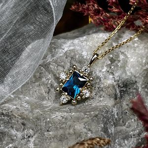 Collier pendentif saphir taille émeraude avec halo, en argent sterling 925 plaqué or 14 carats, serti clos, style vintage classique, septembre - Product Image 5