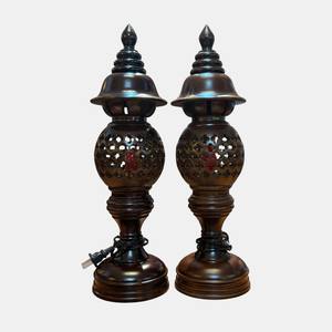 Une paire de lampes d'autel en bois en forme de nid d'abeille. - Product Image 1