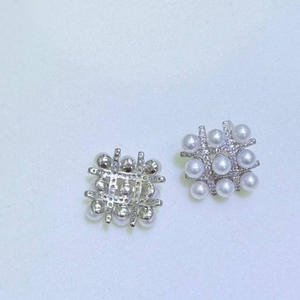 Boucles d'oreilles clous en zircon incrusté de style français Aurora naturel, perle d'eau douce de 4-5 mm, petit style parfumé - Product Image 4