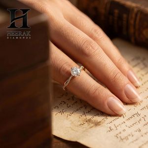 Anillo de Compromiso Moderno con Diamante Cultivado en Laboratorio, Diseño Trenzado Cruzado con Pavé, Anillo Solitario para Mujer - Product Image 5