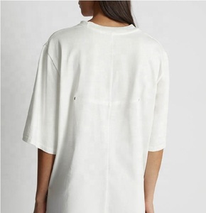 Camiseta de algodón oversize para mujer, cuello redondo, ajuste holgado informal. Compra camisetas de cuello redondo para mujer con MOQ bajo. - Product Image 3