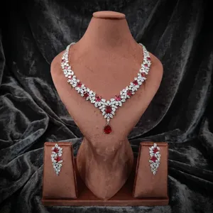 Parure de bijoux de mariée de luxe en laiton avec cristaux rouges rubis, collier ras-du-cou et boucles d'oreilles pendantes en diamants CZ pour mariage et soirées - Product Image 1