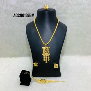 Ensemble de collier classique pour femme avec pendentif fleur plaqué or 1 gramme et chaîne en forme de boîte - Product Image 1