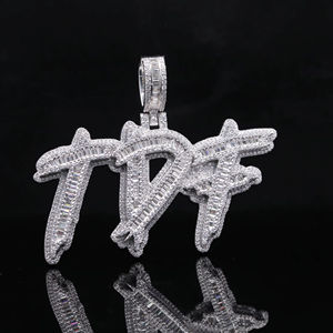 Colgante de Prestigio Urbano Personalizado con Diamantes Engastados y Baño de Oro en Aleación - Product Image 1