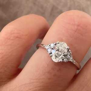 Bagues de fiançailles ovales en diamant de laboratoire en gros, personnalisées en or massif 10K 14K 18K, alliances de mariage modernes, fabricant de bijoux - Product Image 4