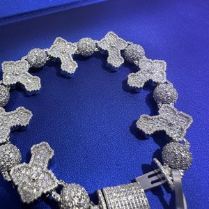 Bracelet à breloques croix serties de moissanite VVS, plaqué or sur argent sterling, design tendance pour femme - Product Image 2