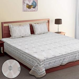Drap de lit double en pur coton imprimé abstrait beige et marron à motif géométrique avec taies d'oreiller - Product Image 1