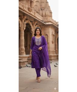 Ensemble Salwar Kameez traditionnel indien en rayonne avec broderies, pour les mariages et les fêtes, à prix abordable. - Product Image 1