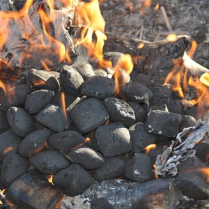 Charbon de bois de tamarin avec longue durée de combustion et efficace pour griller de la viande de barbecue avec un arôme distinctif - Product Image 1