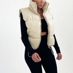 Gilet matelassé en toile imperméable pour femme, style streetwear, avec capuche, fermeture éclair sur le devant, logo personnalisé et design sans manches - Product Image 5
