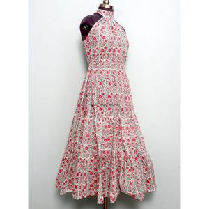 เดรสผ้าฝ้ายคุณภาพสูงมาใหม่สำหรับฤดูร้อน ดีไซน์ทันสมัย หวานละมุน ลายดอกไม้สีแดง แขนกุด ทรงเอไลน์ ความยาวปานกลาง - Product Image 4